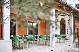 Villa Dobravac Wine Estate餐厅或其他用餐的地方