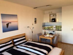 - une chambre avec un lit, un bureau et une table dans l'établissement Ferienwohnung Schlosser, à Kiel