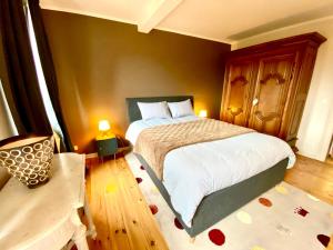 um quarto com uma cama grande num quarto em LA VILLA DES OISEAUX - La Petite Pierre em La Petite-Pierre
