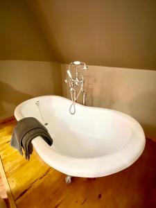 uma banheira na casa de banho com uma toalha em LA VILLA DES OISEAUX - La Petite Pierre em La Petite-Pierre
