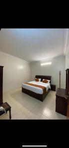 um quarto com uma cama e uma cómoda em الديوان النجدي للشقق المخدومة em Ukaz