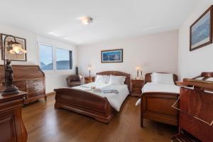 1 Schlafzimmer mit 2 Betten, einem Schreibtisch und einem Klavier in der Unterkunft Villa Dolce Vita With Private Pool - Happy Rentals in Lugano
