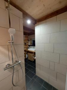 A kitchen or kitchenette at Ferienhaus - Chalet - Lechtraum