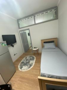 ein kleines Schlafzimmer mit einem Bett und einem Fenster in der Unterkunft DIOR APARTAMENT POGRADEC in Pogradec