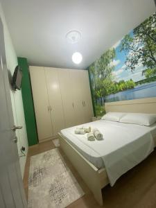 ein Schlafzimmer mit einem Bett und einem großen Fenster in der Unterkunft DIOR APARTAMENT POGRADEC in Pogradec