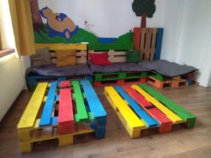 - une chambre pour enfants avec un lit et un canapé dans l'établissement Bucuresti Bucuresti Hostel, à Bucarest