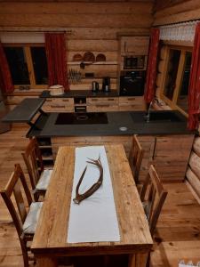 A kitchen or kitchenette at Ferienhaus - Chalet - Lechtraum