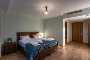 um quarto com uma cama com toalhas em LILEO Hotel em Kutaisi