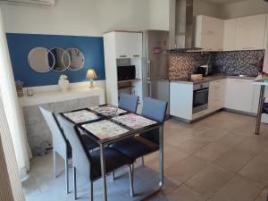 une cuisine avec une table et des chaises dans une pièce dans l'établissement ★Modern Home in Corfu old Town★, à Corfou