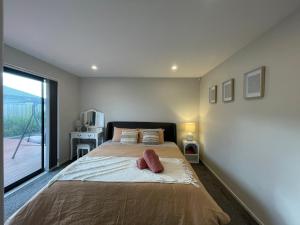 una camera con un letto e una grande finestra di Luxury 4 Bedroom Family Retreat a Lincoln