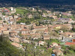 a view of a town with houses and buildings at Studio en plein centre des Vans in Les Vans