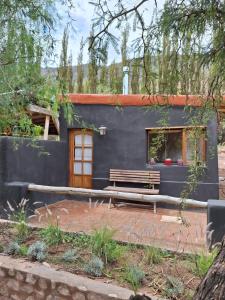 蒂尔卡拉El Sueñerito的一间门前有长凳的房子