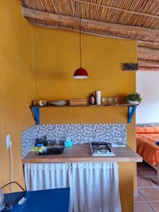 una cucina con lavandino e piano di lavoro di El Sueñerito a Tilcara