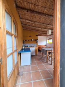 una cucina e una sala da pranzo con tavolo di El Sueñerito a Tilcara