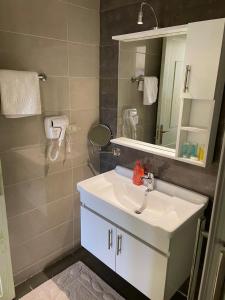 La salle de bains est pourvue d'un lavabo blanc et d'un miroir. dans l'établissement Classy Hostel, à Madaba