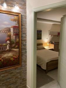un dormitorio con una pintura en la pared junto a una cama en Classy Hostel, en Madaba