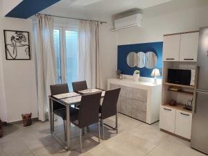 une cuisine et une salle à manger avec une table et des chaises dans l'établissement ★Modern Home in Corfu old Town★, à Corfou