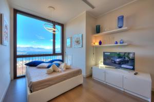 1 dormitorio con cama y ventana grande en Suite on The Lake, en Meina