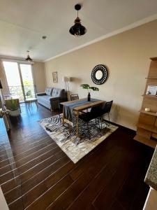 a living room with a table and a couch at BE ONE III IRIGOYEN - EXCELENTE DEPARTAMENTO A ESTRENAR MODERNO, UBICADO EN EL CORAZON DEL CAMBA CUA in Corrientes