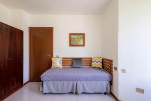 een slaapkamer met een bed met een houten hoofdeinde bij Revo Apartments - Quadrifoglio in Sondrio