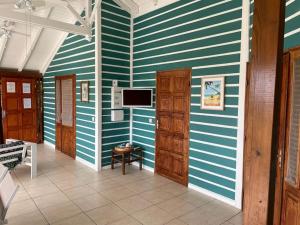 Habitación con una pared de rayas azul y blanco en Superbe villa face à la mer, en Pointe-Noire