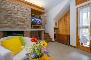Televízia a/alebo spoločenská miestnosť v ubytovaní Lake View Chalet - Happy Rentals