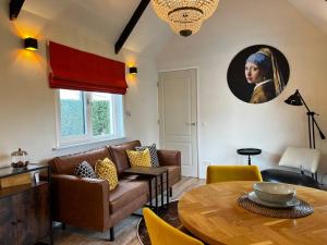 哈尔德伦De Egelburcht的客厅里有一张沙发和一张桌子。