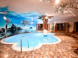 Bazén v ubytování Hotel Das Urbisgut nebo v jeho okolí