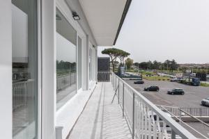 un balcone con vista su un parcheggio di Travelershome Ciampino Airport GuestHouse 600m to Airport ottimo per chi viaggia in auto a Ciampino