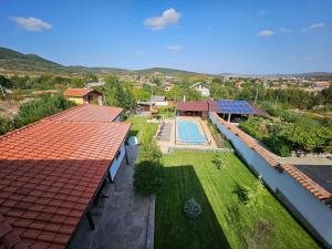 una vista aérea de una casa con piscina en Vila Toplika, en Kara Agach