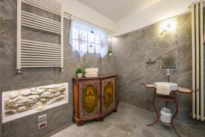 łazienka z prysznicem i umywalką w obiekcie Charming Villa I Tre Archi - Happy Rentals w mieście Pisano