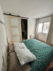Een bed of bedden in een kamer bij Nuit au Compostelle