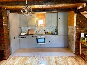 Una cocina o cocineta en "River paradise" Vikendica sa bazenom, ladarom i kaminom na samoj obali Vrbasa Banja Luka