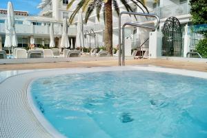 Бассейн в Hotel Villa Flamenca или поблизости