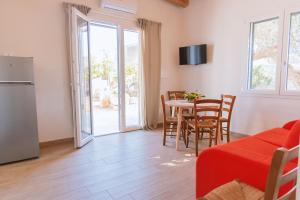 - une cuisine et une salle à manger avec une table et des chaises dans l'établissement Cocci di tufo Appartamenti, à Rilievo