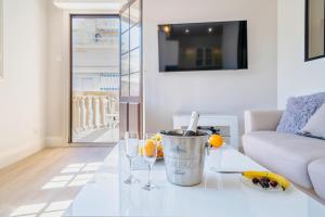una sala de estar con una mesa con vasos y naranjas en Palais Biagini - Happy Rentals, en Juan-les-Pins