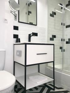 ein Bad mit einem Waschbecken und einem WC in der Unterkunft HôTEL LES VOLETS ROUGES - CASSIS in Cassis