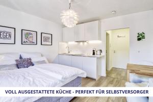 ein Schlafzimmer mit einem Bett und einem Waschbecken darin in der Unterkunft Apt Wahnfried No2 - sehr zentrales, ruhiges Cityapartment mit Balkon, Küche, Duschbad & Parkplatz in Bayreuth