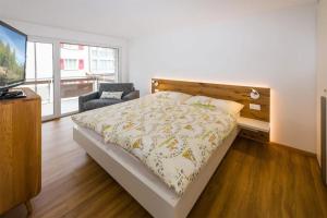 Кровать или кровати в номере Moderne Wohnung Jungtal