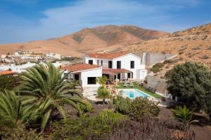 een luchtzicht op een huis met een zwembad en bergen bij Villa Selena in Pájara