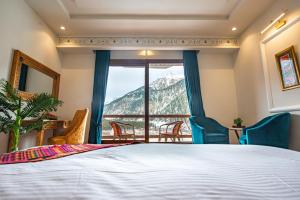 a bedroom with a bed and a view of a mountain at Zen Luxus in Kalām