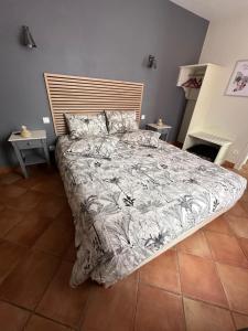 - une chambre avec un grand lit et une tête de lit en bois dans l'établissement Chez Camille, à Épernay