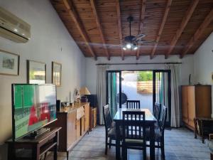 a dining room with a table and a ceiling fan at La casa de Chiqui in Mendoza