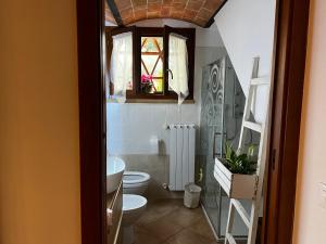 Bilik mandi di Alloggio la fattoria +9 gambar
