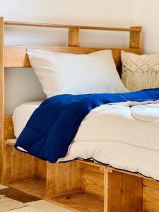 2-single beds beit zeina horse riding客房内的一张或多张床位