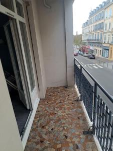 balkon z widokiem na ulicę w obiekcie Au logis Corneille w Rouen
