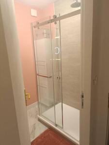 W łazience znajduje się prysznic ze szklanymi drzwiami. w obiekcie Au logis Corneille w Rouen