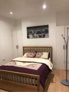 Cambridge City Mill في كامبريدج: سرير في غرفة نوم مع صورة على الحائط