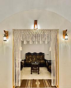 2-single beds beit zeina horse riding的休息区
