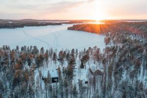 ネリムにあるVilla Kaikurantaの雪と木々のある冬の風景の航空写真
